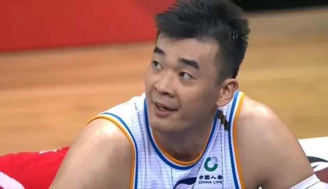 第63分钟，利物浦进攻，萨拉赫弧顶处左脚兜射远角，被奥纳纳接住。